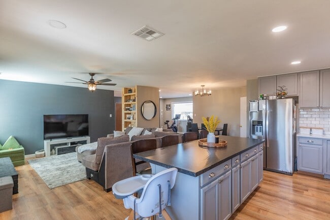 Building Photo - Beautiful 3 Bed 2 Bath - Gorgeous Views & Fenced in Backyard!