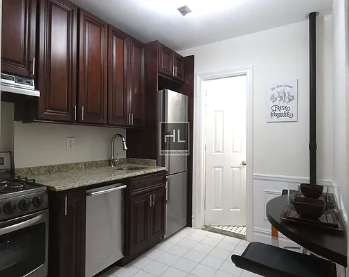 Primary Photo - 211 E 88th St