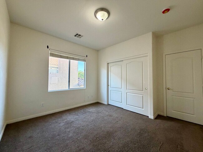 Building Photo - Lovely, large 4 bedroom