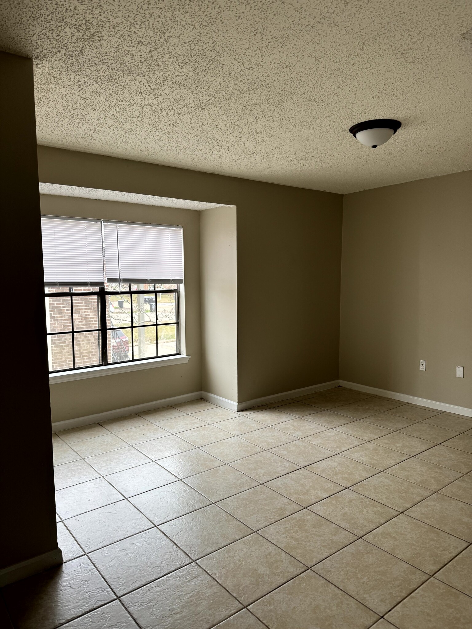 Building Photo - 8007 Jefferson Park Dr