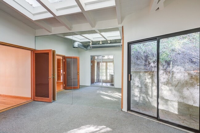 Building Photo - HOLIDAY SPECIAL***2 WEEKS FREE** 3 Bed/2 Bath Oasis in Royal Woods - Available Now