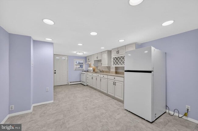 Building Photo - 354 E 6th Ave