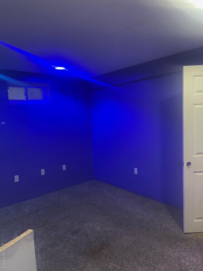 Building Photo - 185 E Parkview Dr