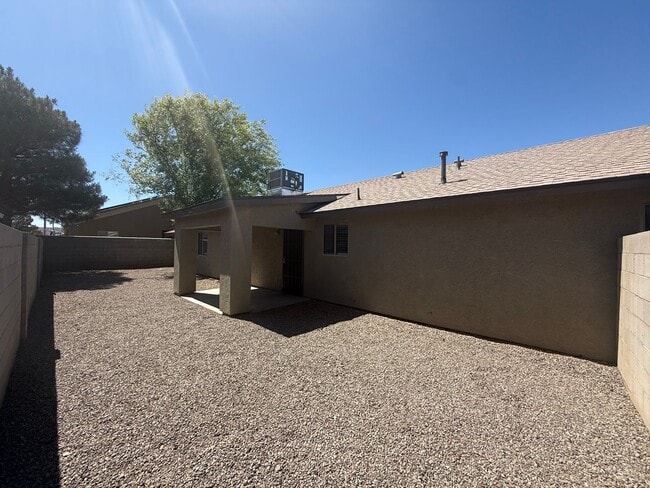Building Photo - 3 Bedroom 2 Bathroom Home