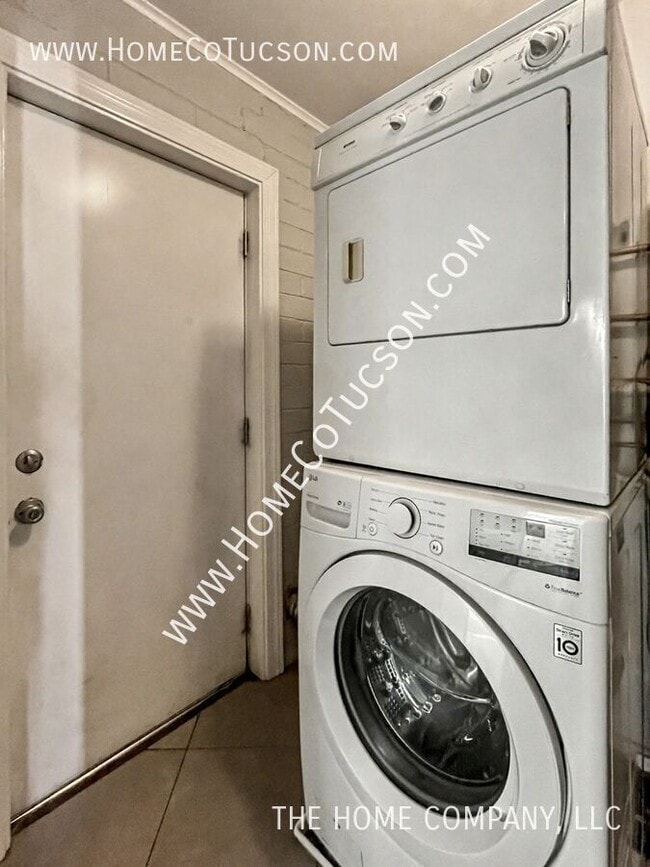 Building Photo - 2404 E Cameron Vista