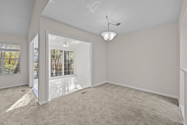 Building Photo - 9024 St Thomas Ln