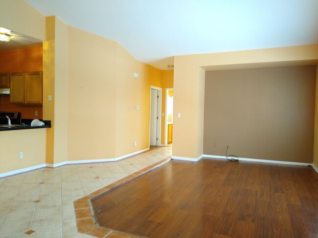 Building Photo - Super 2 Bedroom 2 Bath Townhome with 2 Car...