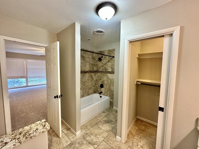 Building Photo - 1926 Laurelwood Dr