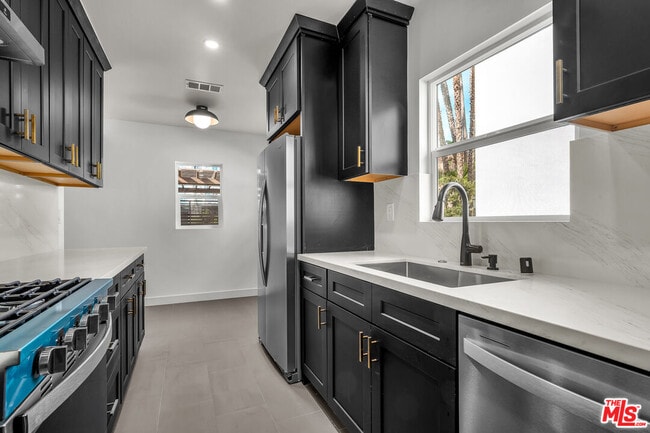 Building Photo - 1450 Reeves St