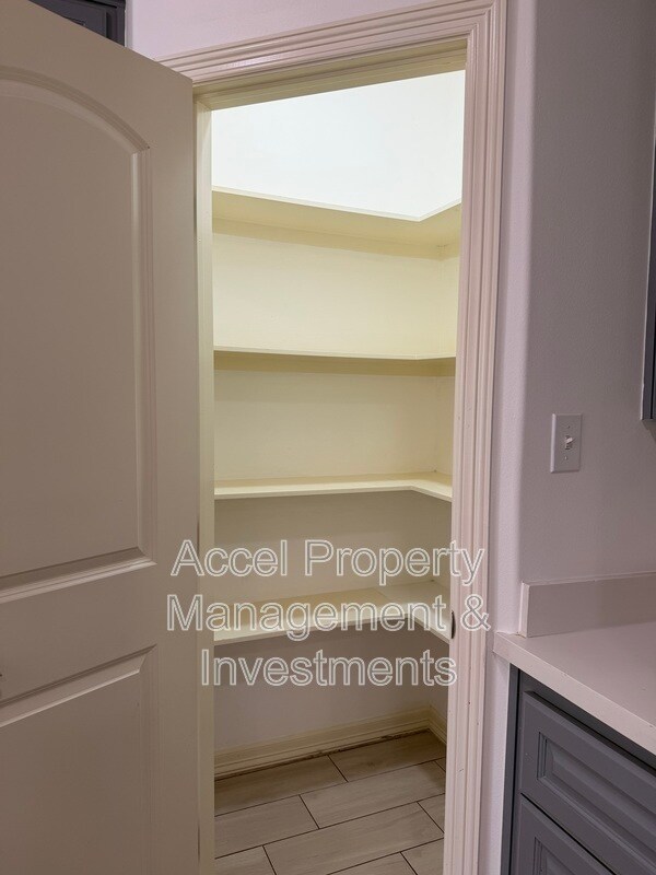 Building Photo - 418 Gonzalez Dr