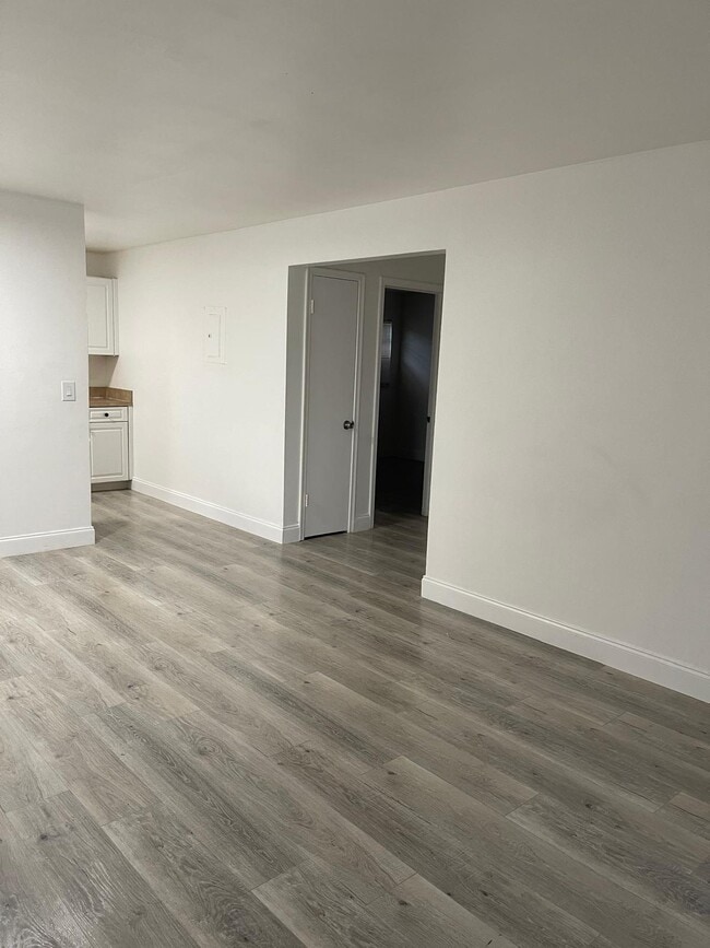 Building Photo - 1245 W 35th St