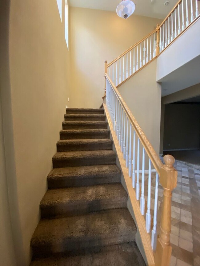 Building Photo - Fabulous Former Model Home!