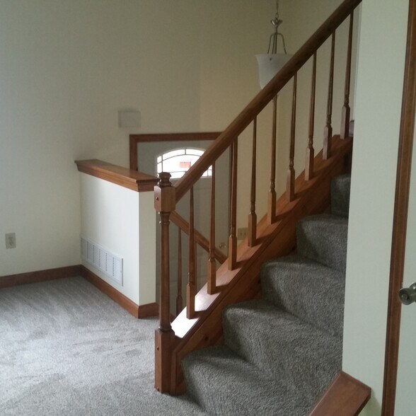 entry - 548 W New Castle St