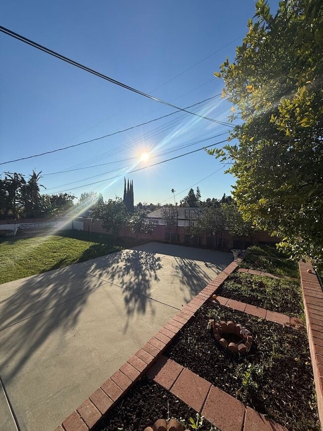 Building Photo - 3 Bedroom 2 Bathroom Granada Hills Home (Main House) Great Location!