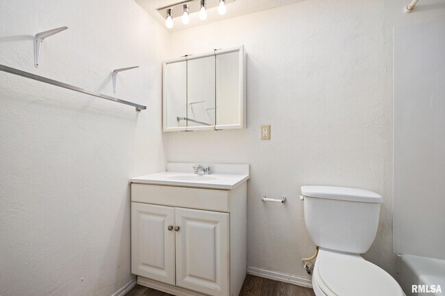 Building Photo - 1300 W Jeth Ct