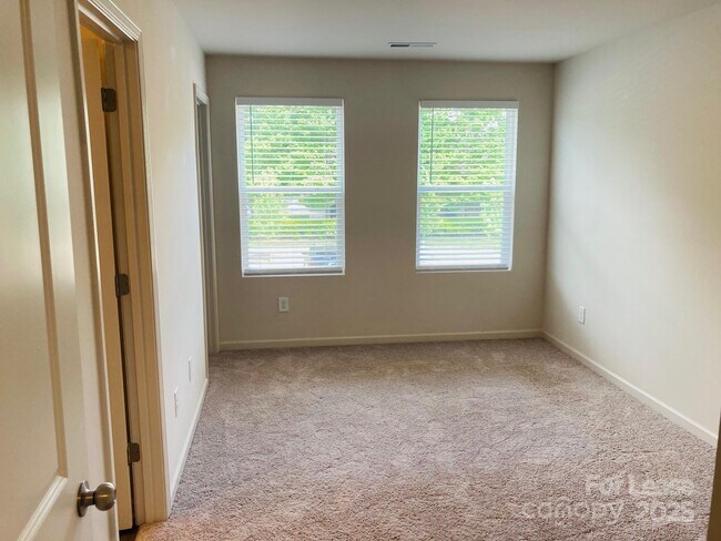 Building Photo - 107 Villa Ln