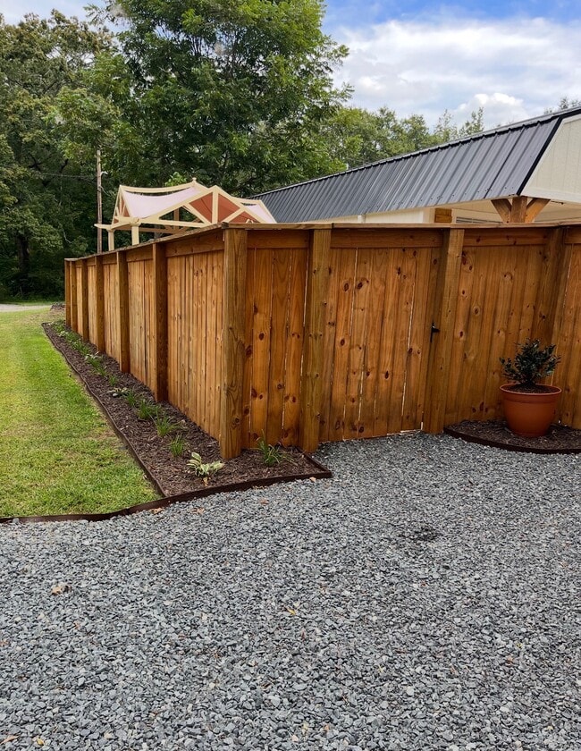 Building Photo - Private 1-Bedroom Cottage