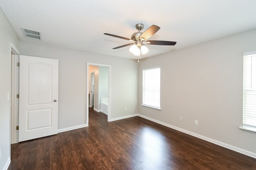 Building Photo - 14036 Crestwick Dr W