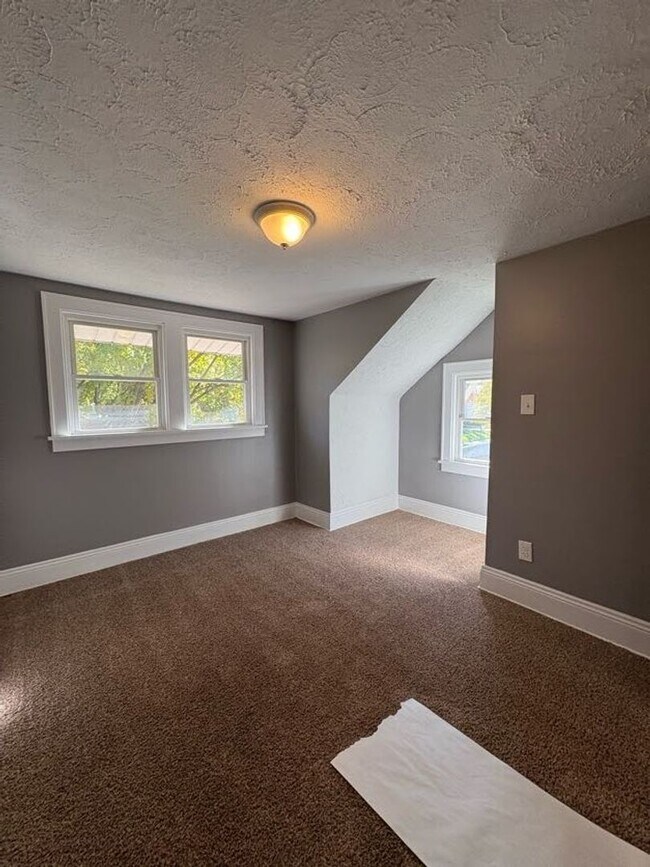 Building Photo - Three bedroom two bathroom home for rent