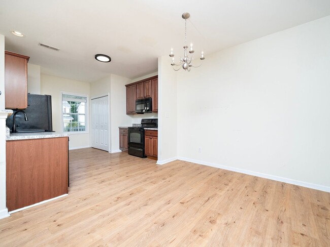 Building Photo - 3 Bed | 2.5 Bath End Unit Townhome in Abbi...