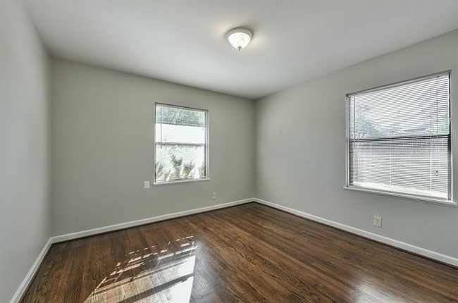 Building Photo - 1349 Martin St