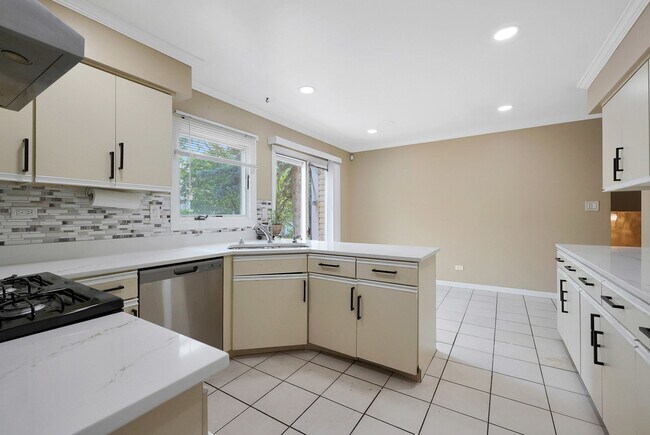 Building Photo - 1356 Larchmont Dr