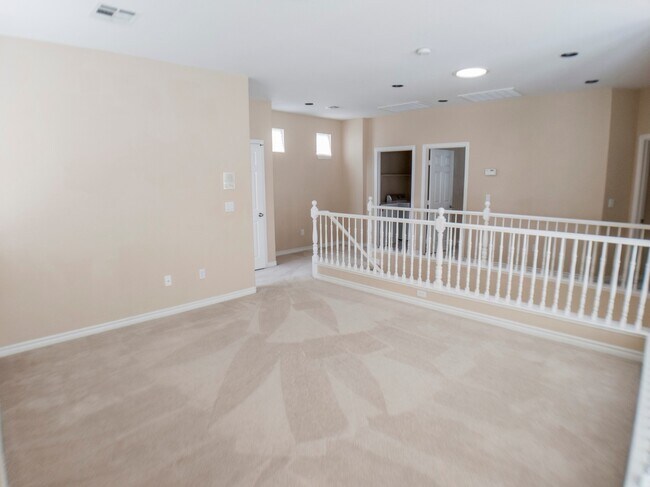 Building Photo - 3 BEDROOM, 3 BATHROOM, 2 CAR GARAGE, COMMUNITY POOL & SPA