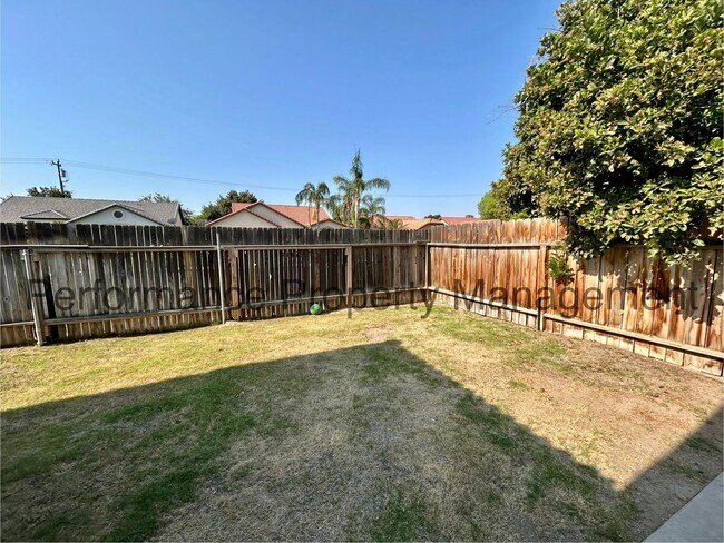 Building Photo - Gorgeous 3 Bed/2 Bath + Office Smart Home ...