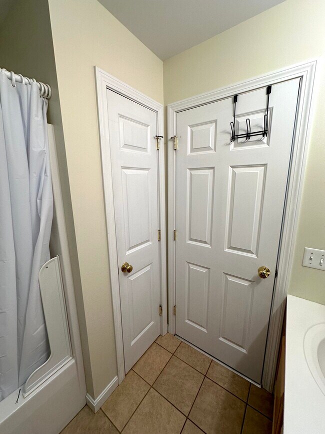 Building Photo - 39 River Village Dr