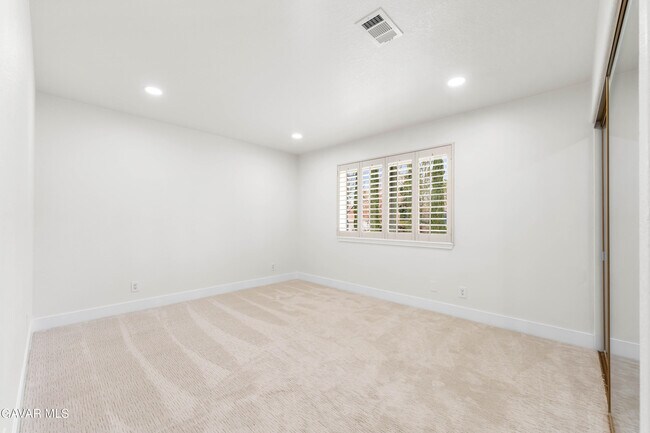 Building Photo - 41901 Cll Clarita