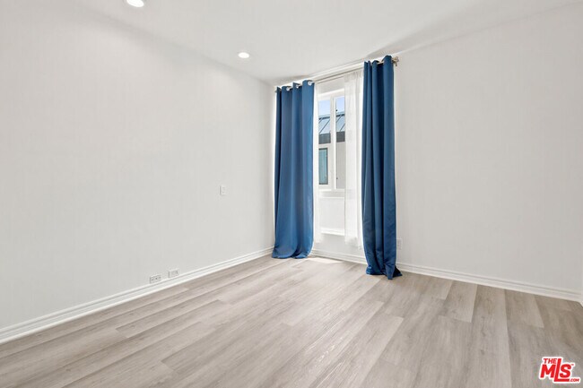 Building Photo - 4940 Laurel Canyon Blvd