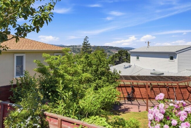 Building Photo - 400 La Casa Ave