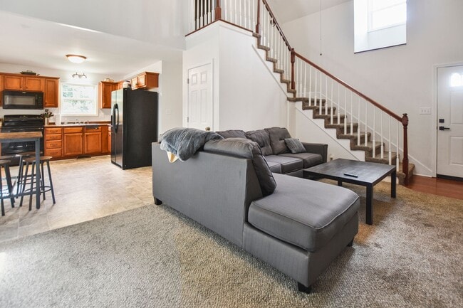Building Photo - Pet Friendly Three Bedroom!