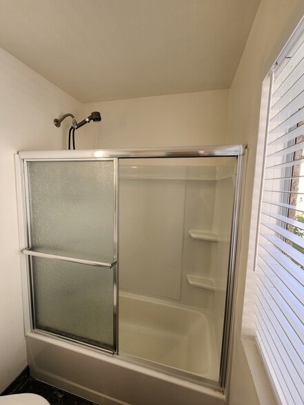 Building Photo - 420 Riverdale Dr