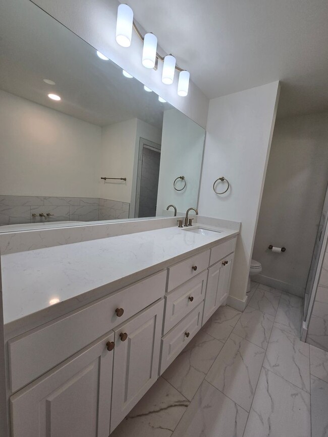 Building Photo - Spacious 3/2/2 - Newly remodeled Kitchen a...