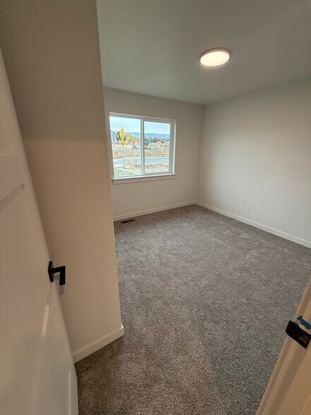 Building Photo - 562 S Joseph Ave