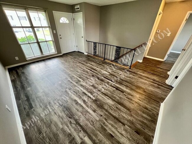 Building Photo - Awesome 2 Bedroom Duplex in Overland Park-...