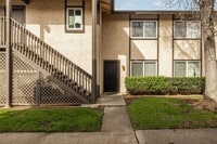 Building Photo - Beautiful 2 Bedroom Townhouse in Santee | Spacious Yard!