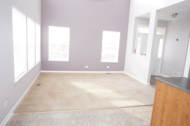 Building Photo - Rare find-3 Bedroom spacious corner unit with Den, 2.5 baths and 2 car garage