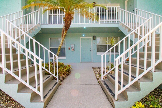Building Photo - 2/2 REMODELED UNFURNISHED CONDO 1ST FLOOR ...