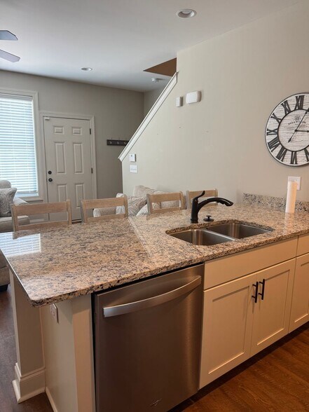 Building Photo - Eagle Ridge Townhome - Furnished Unit - Op...