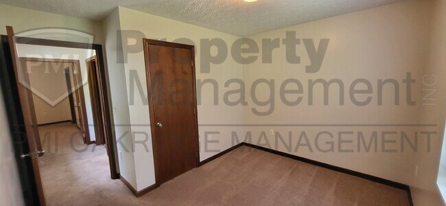 Building Photo - Single Level 2 Bed Half-Duplex with Attached Garage