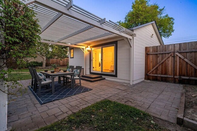 Building Photo - 1049 Lucot Way
