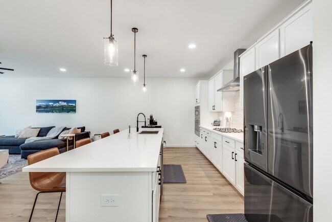 Building Photo - Gorgeous 3/3.5 Townhome Minutes From Downt...