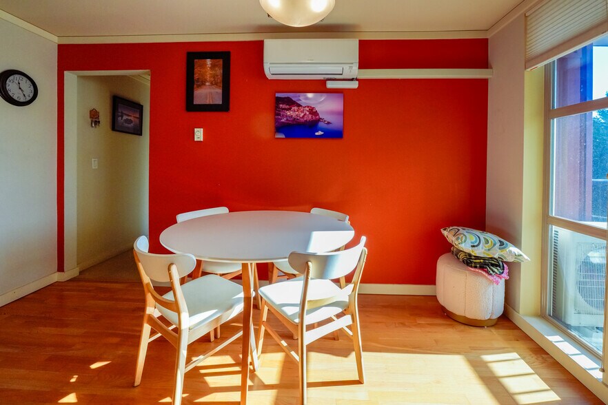 Dining area - 1310 N Lucas Pl
