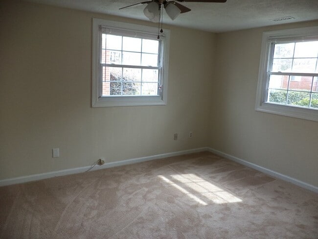 Building Photo - 4 Bedroom Single Family Home in Hampton