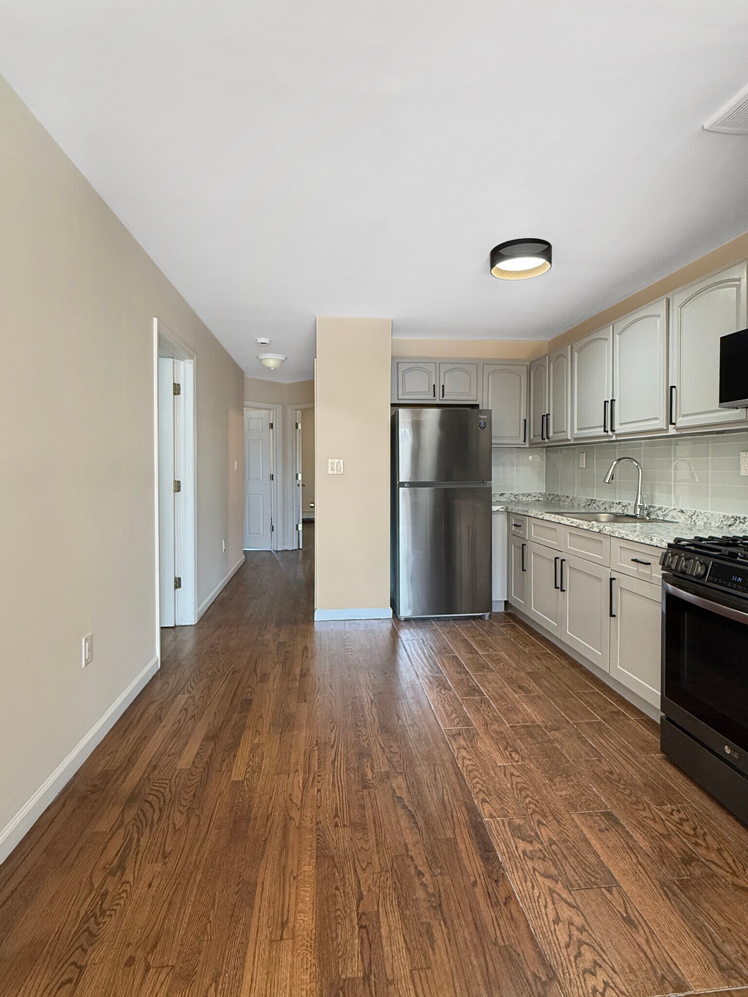 Building Photo - 495 Maple St