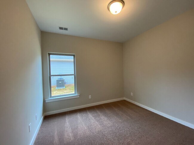 Building Photo - 65 Red Oak Ct