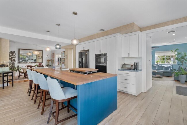 Building Photo - 9636 NE 5th Avenue Rd