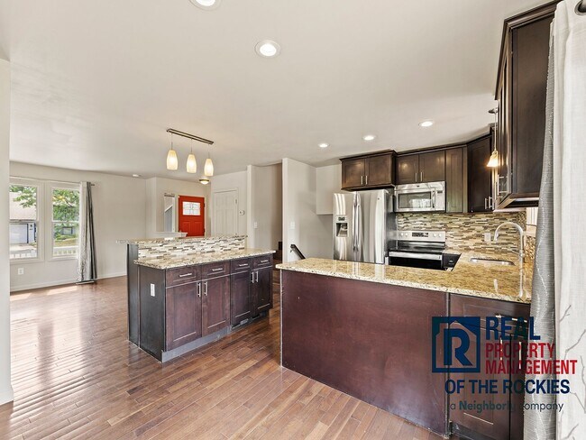 Building Photo - 4-Bed, 3-Bath Tri-Level in Prime Location